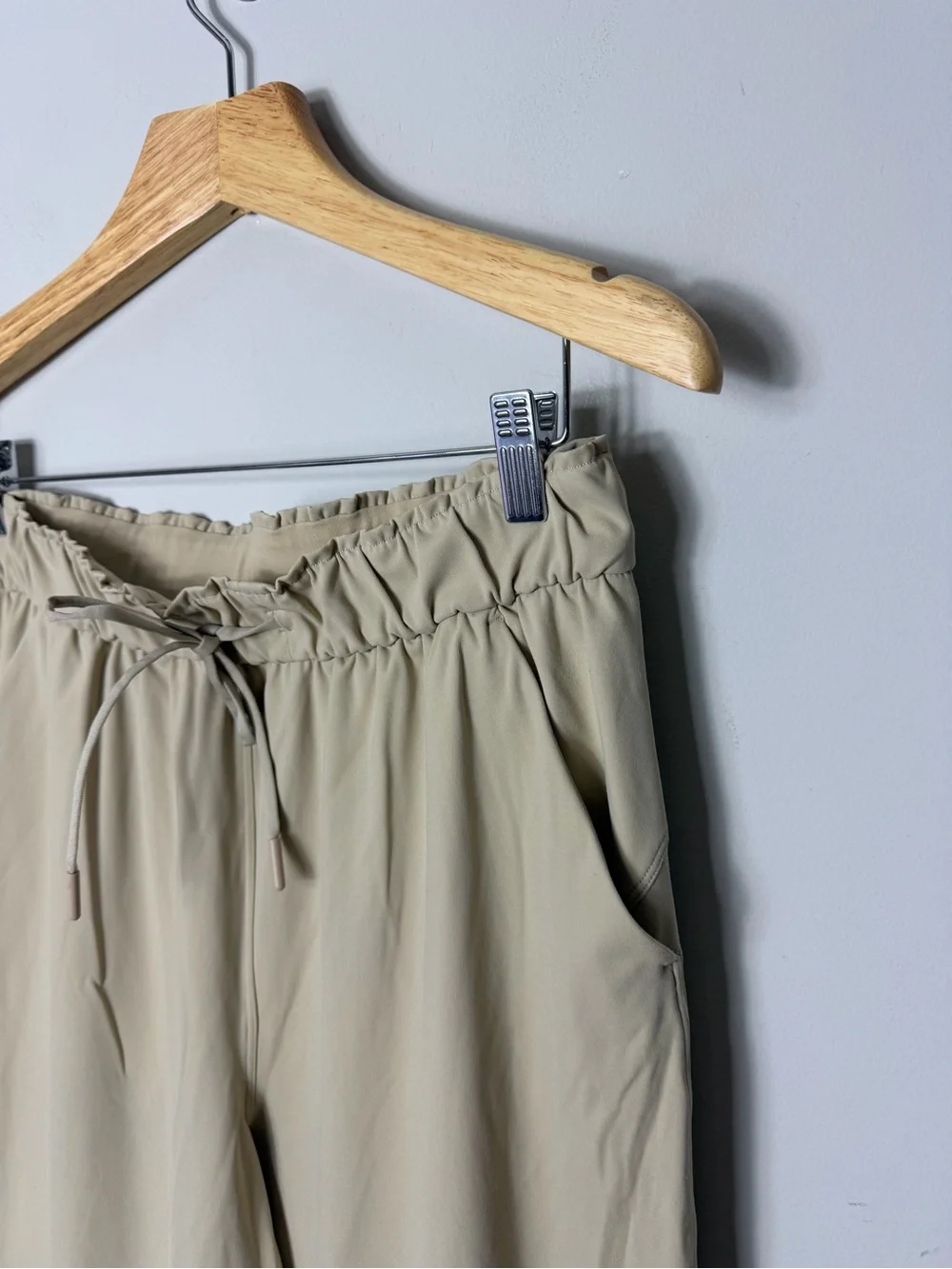 Lululemon Womens Keep Moving Pants 7/8 Trench Tan Size 8 *489
